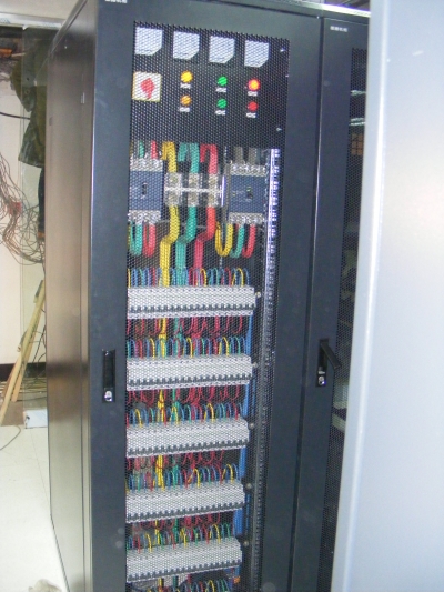 Column head intelligent power distribution cabinet